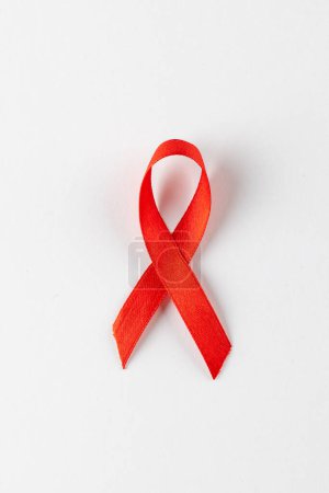 Téléchargez les photos : Composition verticale du ruban rouge pour la sensibilisation hiv ou sida, sur fond blanc avec espace de copie. Concept de médecine, de santé et de sensibilisation à la santé. - en image libre de droit