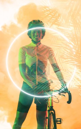 Téléchargez les photos : "Multiple exposure of smiling young african american female cyclist over leaf pattern". Composite numérique, espace de copie, fitness, sport, aspirations, athlète, cercle, vélo. - en image libre de droit