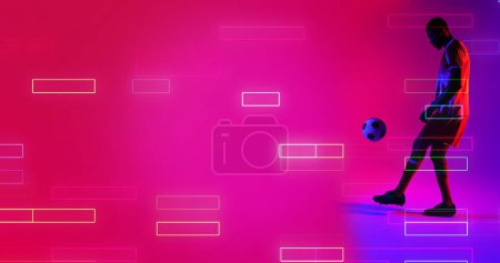 Foto de Vista lateral del jugador afroamericano jugando con pelota de fútbol por rectángulos iluminados. Copiar espacio, compuesto, deporte, competencia, forma, juego, partido, neón y concepto abstracto. - Imagen libre de derechos