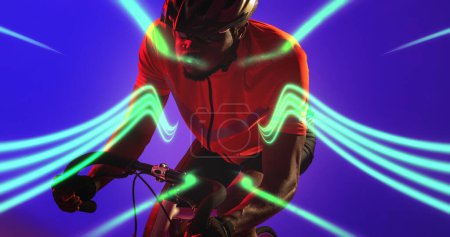 Téléchargez les photos : Athlète homme afro-américain portant un casque à vélo par des lignes éclairées sur fond bleu. Espace de copie, composite, sport, cyclisme, course, compétition, néon, forme et concept abstrait. - en image libre de droit