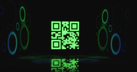 Foto de Imagen de código QR verde parpadeante con círculos de neón verde y azul sobre fondo negro. Interfaz de información concepto de tecnología informática digital imagen generada digitalmente. - Imagen libre de derechos
