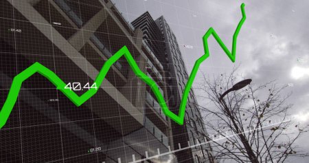 Foto de Imagen del procesamiento de datos financieros con líneas verdes sobre edificios modernos en segundo plano. Global business finance housing market concept digital composite. - Imagen libre de derechos