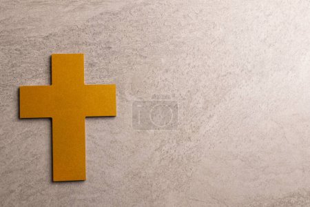 Téléchargez les photos : Image de gros plan de croix en bois jaune et espace de copie sur fond gris. Christianisme, religion et concept de foi. - en image libre de droit