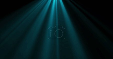 Téléchargez les photos : Image de rayons lumineux sur fond noir. Contexte, lumières et concept de mouvement image numérique générée. - en image libre de droit