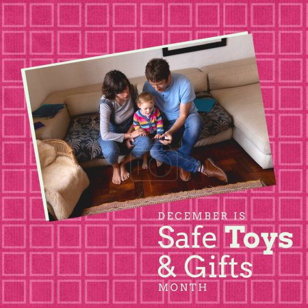 Foto de Imagen cuadrada de regalos seguros y texto de juguetes con padres caucásicos y foto del bebé sobre fondo rosado. Guardar regalos y juguetes campaña. - Imagen libre de derechos