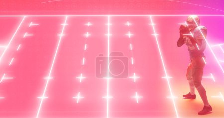 Téléchargez les photos : Composite de terrain de football américain illuminé et joueur avec ballon jouant sur fond rose. Copier espace, sport, compétition, illustration, lumineux, stade, forme et concept abstrait. - en image libre de droit