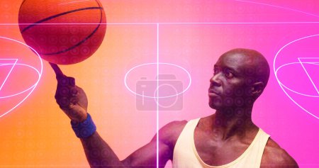 Téléchargez les photos : Bald joueur afro-américain de basket-ball tournant balle sur doigt sur terrain de basket illuminé. Espace de copie, composite, aire de jeux, sport, compétition, illustration, forme et concept abstrait. - en image libre de droit