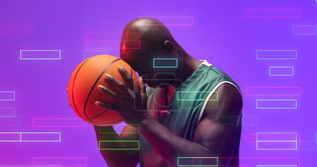 Téléchargez les photos : Bald joueur afro-américain de basket-ball avec balle sur le front sur rectangles sur fond violet. Composite, illuminé, stressé, sport, compétition, illustration, forme et concept abstrait. - en image libre de droit