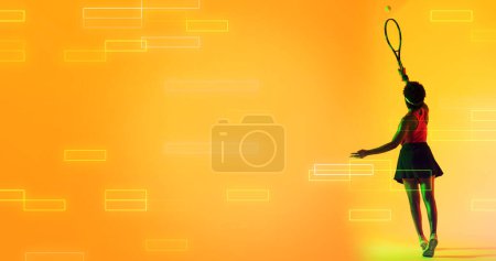 Téléchargez les photos : Vue arrière du joueur de tennis féminin biracial frappant balle avec raquette sur rectangles éclairés. Jaune, espace de copie, composite, sport, compétition, jeu, match et concept abstrait. - en image libre de droit