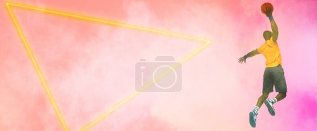 Foto de Vista trasera del jugador afroamericano tomando un tiro con baloncesto por triángulo sobre fondo rosa. Copiar espacio, compuesto, humo, deporte, competición, ilustración, brillante, forma y abstracto. - Imagen libre de derechos