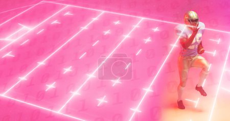 Téléchargez les photos : Composite de terrain de football américain illuminé et joueur avec ballon en cours d'exécution sur fond rose. Copier l'espace, le sport, la compétition, l'illustration, l'éclat, le sol, la forme et le concept abstrait. - en image libre de droit