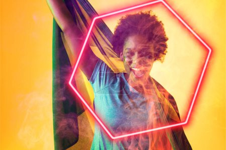 Téléchargez les photos : Néon hexagonal sur fan afro-américain joyeux avec drapeau célébrant le succès pendant le match de football. Composite numérique, fond jaune, drapeau brésilien, sport, spectateur, amour, victoire, succès. - en image libre de droit