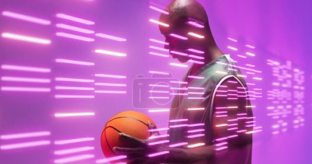 Téléchargez les photos : Vue latérale du joueur de basket-ball chauve afro-américain tenant le ballon sur des lumières sur fond violet. Composite, espace de copie, illuminé, sport, compétition, illustration, forme et concept abstrait. - en image libre de droit