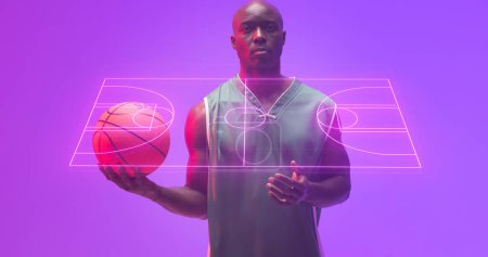Téléchargez les photos : Portrait d'un joueur afro-américain de basket-ball avec balle sur terrain de basket-ball sur fond violet. Chauve, espace de copie, composite, aire de jeux, sport, compétition, illustration, forme et résumé. - en image libre de droit