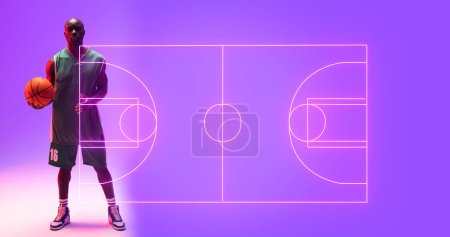 Téléchargez les photos : Composite de joueur afro-américain chauve avec balle debout près du terrain de basket illuminé. Violet, espace de copie, sport, compétition, illustration, éclat, forme et concept abstrait. - en image libre de droit
