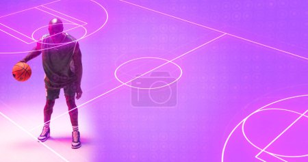 Téléchargez les photos : Composite de joueur afro-américain chauve avec balle debout sur un terrain de basket éclairé. Violet, espace de copie, sport, compétition, illustration, éclat, forme et concept abstrait. - en image libre de droit