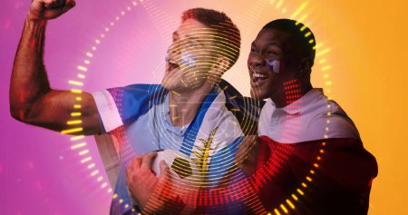 Téléchargez les photos : Composite de joueurs masculins multiraciaux avec drapeau français criant sur des cercles éclairés. Copier l'espace, le sport, la compétition, le rugby, le ballon, la forme, la peinture faciale, le patriotisme, la réussite et le concept abstrait. - en image libre de droit