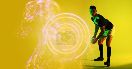Foto de Jugador de rugby caucásico lanzando pelota por círculo iluminado y patrón abstracto sobre fondo amarillo. Copiar espacio, compuesto, deporte, competición, juego, partido, forma y concepto abstracto. - Imagen libre de derechos