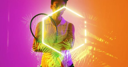 Téléchargez les photos : Joueuse de tennis Biracial avec raquette et balle debout près de l'hexagone illuminé et des plantes. Espace de copie, composite, sport, compétition, match, nature, forme et concept abstrait, - en image libre de droit