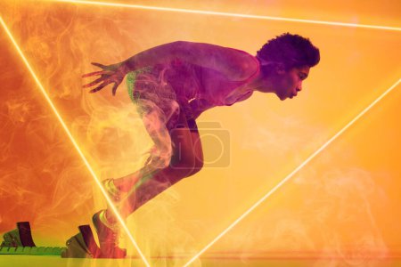 Téléchargez les photos : Vue latérale d'une athlète afro-américaine partant de la position de départ par un triangle éclairé. Espace de copie, sprint, sport, compétition, course, fumée, course, forme et concept abstrait. - en image libre de droit