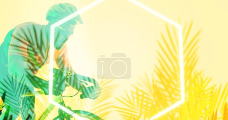 Téléchargez les photos : Hexagone éclairé et plantes sur afro-américain athlète masculin vélo d'équitation, espace de copie. Composite, sport, cyclisme, course, compétition, nature, forme et concept abstrait. - en image libre de droit