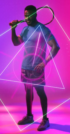 Foto de Jugador de tenis afroamericano que sostiene la raqueta sobre múltiples formas geométricas iluminadas. Copiar espacio, compuesto, deporte, competición, juego, forma, rosa y concepto abstracto. - Imagen libre de derechos