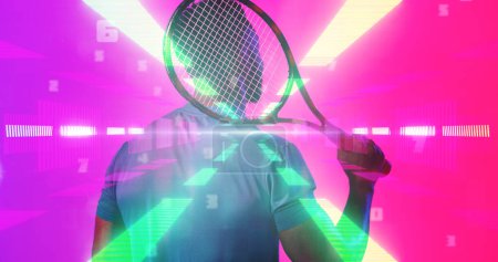 Téléchargez les photos : Vue arrière d'un joueur de tennis afro-américain tenant une raquette au-dessus de rayons lumineux éclairés, espace de copie. Rose, espace de copie, composite, sport, compétition, jeu, match et concept abstrait. - en image libre de droit