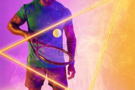 Téléchargez les photos : Milieu du joueur afro-américain rebondissant balle avec raquette par triangle éclairé. - en image libre de droit