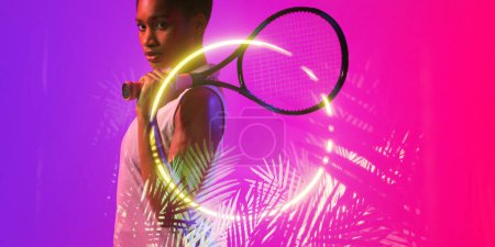 Téléchargez les photos : Vue latérale de la joueuse de tennis afro-américaine avec raquette par cercle éclairé et plantes. Espace de copie, composite, sport, compétition, forme, nature, match et concept abstrait. - en image libre de droit