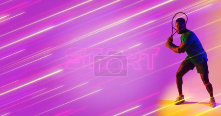 Téléchargez les photos : Toute la longueur du joueur afro-américain masculin jouant au tennis sur une longue exposition des lumières. Raquette, violet, illuminé, composite, sport, compétition, jeu, match et concept abstrait. - en image libre de droit
