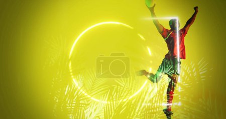 Foto de Jugador de rugby afroamericano con brazos de bola levantados por círculo iluminado, rectángulo y plantas. Copiar espacio, compuesto, deporte, competencia, forma, naturaleza, jugar, partido, amarillo y abstracto. - Imagen libre de derechos