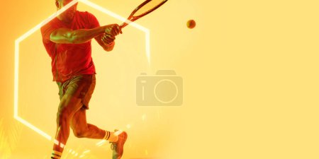 Téléchargez les photos : Hexagone éclairé au-dessus du milieu du joueur de tennis afro-américain frappant balle avec raquette. Espace de copie, composite, sport, compétition, jaune, forme, jeu, match et concept abstrait. - en image libre de droit