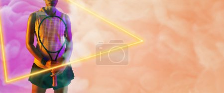 Foto de Sección media de jugadora de tenis afroamericana con raqueta por triángulo sobre fondo ahumado. Iluminado, mano, espacio de copia, compuesto, deporte, competición, forma, partido y abstracto. - Imagen libre de derechos