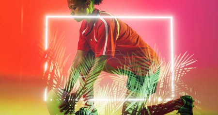 Téléchargez les photos : Composite de joueuse afro-américaine tenant une balle de rugby agenouillée sur un carré et des plantes. Espace de copie, composite numérique, nature, forme, sport, compétition, illuminé, concept abstrait. - en image libre de droit