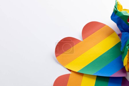 Foto de Primer plano de corazones de color arco iris con espacio de copia sobre fondo blanco. Mes del orgullo, igualdad, lgbt y concepto de derechos humanos. - Imagen libre de derechos