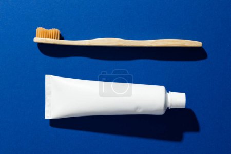 Foto de Imagen de cepillo de dientes ecológico y pasta de dientes y copiar el espacio en el fondo azul. Belleza libre de plástico, salud y belleza, concepto de sostenibilidad. - Imagen libre de derechos
