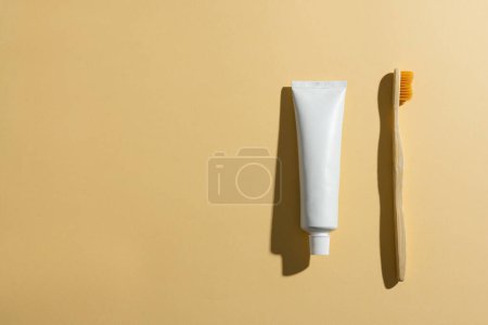 Foto de Imagen de cepillo de dientes ecológico y pasta de dientes y copiar el espacio en el fondo amarillo. Belleza libre de plástico, salud y belleza, concepto de sostenibilidad. - Imagen libre de derechos