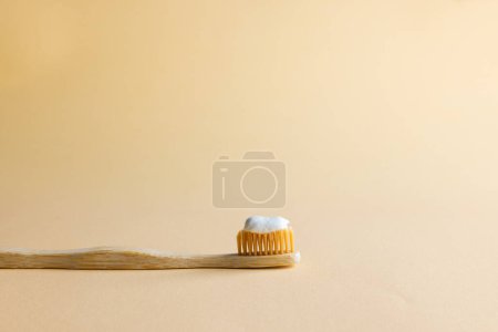 Foto de Image of eco toothbrush with toothpaste and copy space on yellow background. Plastic free beauty, health and beauty, sustainability concept. - Imagen libre de derechos