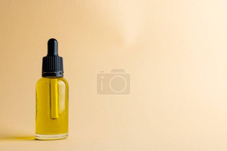 Téléchargez les photos : Image de bouteille en verre avec pompe et espace de copie sur fond jaune. Plastique beauté libre, santé et beauté, concept de durabilité. - en image libre de droit