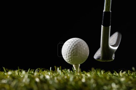 Téléchargez les photos : Balle de golf blanche sur tee-shirt de golf et club de golf sur herbe avec espace de copie. Golf, sport et concept de compétition. - en image libre de droit