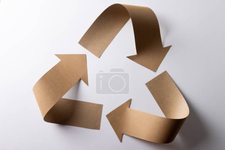 Téléchargez les photos : Close up of recycling symbol of carton arrows on white background with copy space. Global ecology and recycling concept. - en image libre de droit