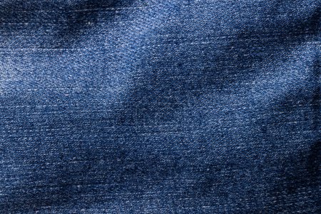 Téléchargez les photos : Gros plan sur un jean bleu. Vêtements, mode, design, tissus, matériaux et concept shopping. - en image libre de droit