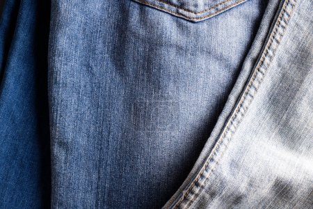 Téléchargez les photos : Gros plan sur divers tissus de jeans bleus. Vêtements, mode, design, tissus, matériaux et concept shopping. - en image libre de droit