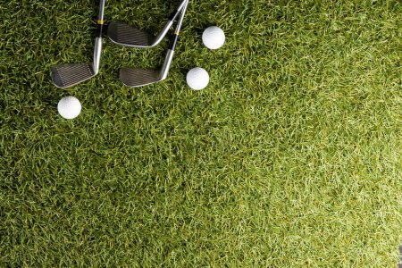 Téléchargez les photos : Gros plan de trois balles de golf blanches et des clubs de golf sur l'herbe avec espace de copie. Golf, sport et concept de compétition. - en image libre de droit