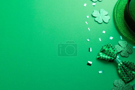 Foto de Imagen de sombrero verde, trébol y espacio de copia sobre fondo verde. Día de San Patricio, tradición irlandesa y concepto de celebración. - Imagen libre de derechos