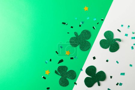 Foto de Imagen de trébol verde y espacio de copia sobre fondo blanco y verde. Día de San Patricio, tradición irlandesa y concepto de celebración. - Imagen libre de derechos