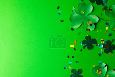 Foto de Image of green clover and copy space on green background. St patrick's day, irish tradition and celebration concept. - Imagen libre de derechos