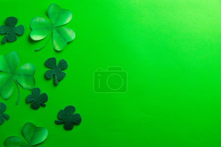 Foto de Imagen de trébol verde y espacio de copia sobre fondo verde. Día de San Patricio, tradición irlandesa y concepto de celebración. - Imagen libre de derechos