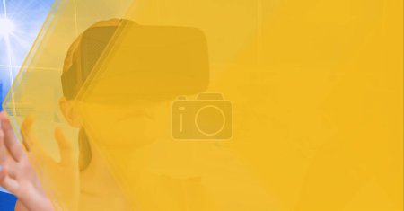 Foto de Mancha de luz sobre mujer caucásica con auriculares vr sobre fondo de tecnología amarilla. concepto de tecnología global de negocios e interfaz informática - Imagen libre de derechos