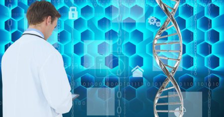 Téléchargez les photos : Structure d'ADN contre le médecin masculin caucasien utilisant la tablette numérique contre le traitement des données médicales. concept de recherche médicale et de technologie scientifique - en image libre de droit